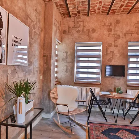 公寓公司 - 木之根公寓 *